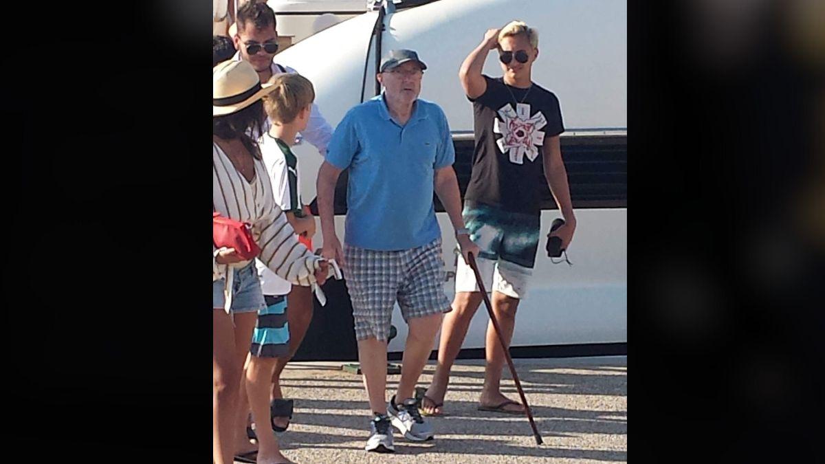 Photo of Phil Collins suffered kidney issues due to his drinking habits.