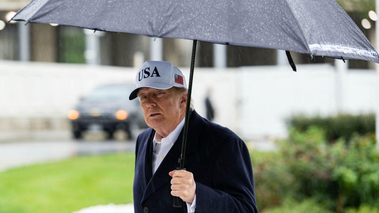 image of Donald Trump left the Texas-Tennessee game after the second quarter and returned to the White House.