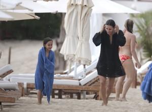 2011__03__courteney_cox_march30_61 300×221.jpg