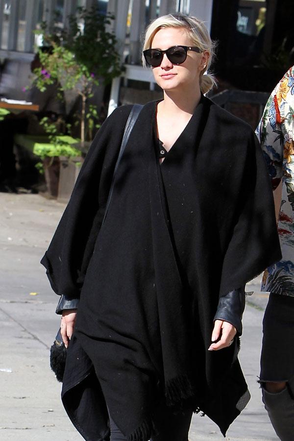 Ashlee simpson baby bump splash 05