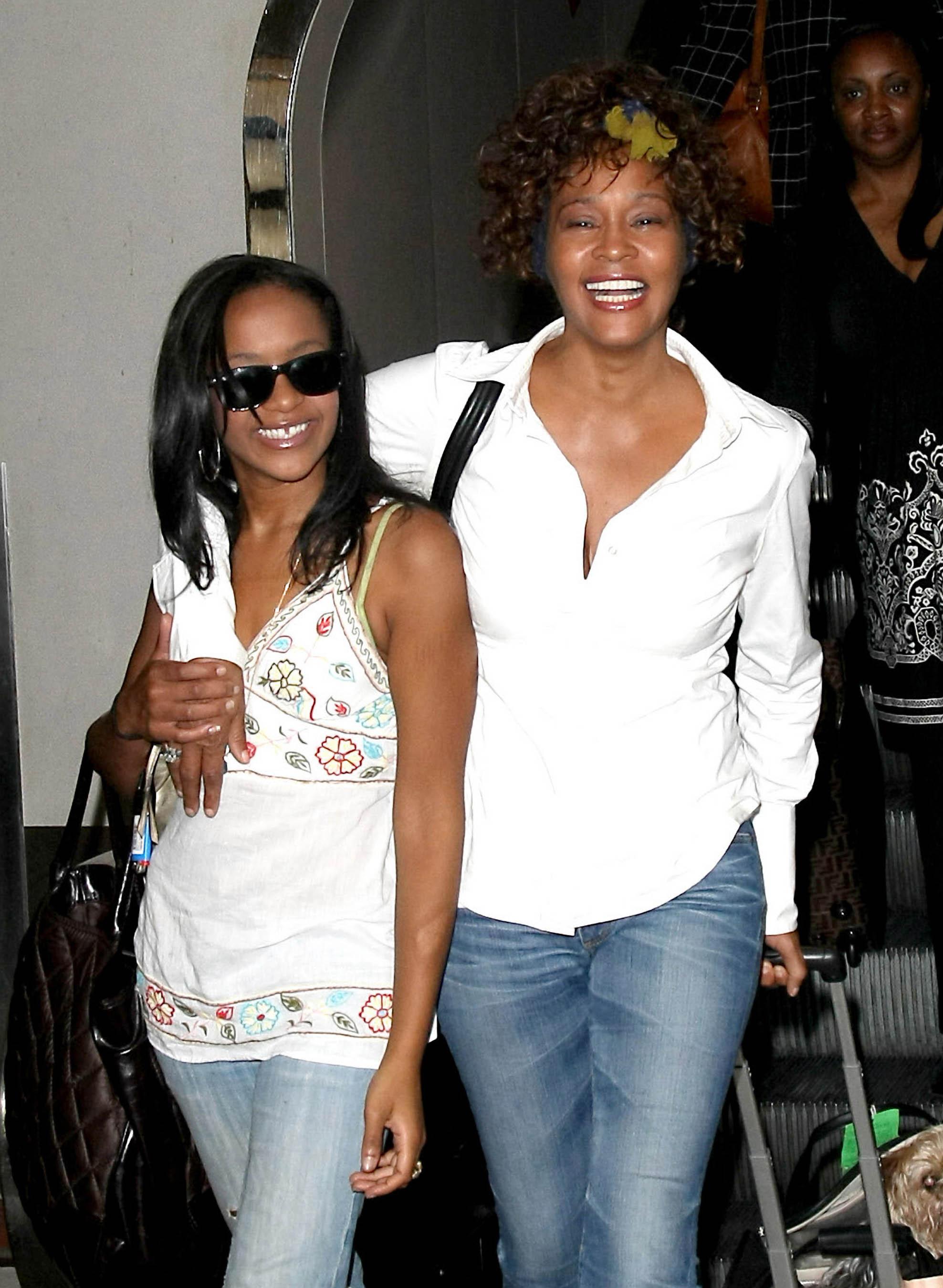 EXCLUSIVE: INF &#8211; Exclusive &#8211; Whitney Houston With Her Daughter At Newark Airport