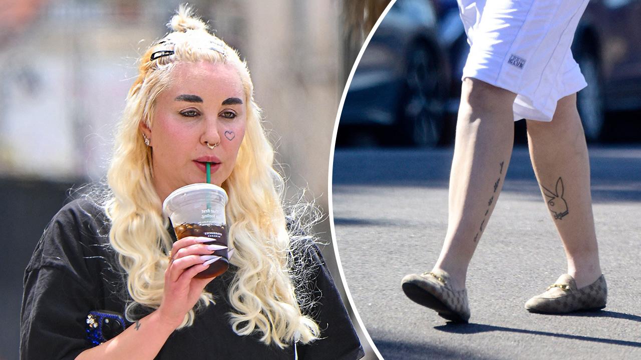 Image of Amanda Bynes had her leg tattoos on display in black mini shorts.