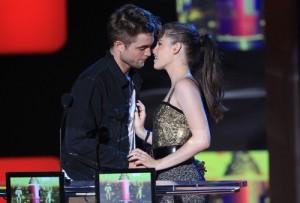 2011__05__Robert_Pattinson_Kristen_Stewart_best_kiss_May11newsnea 300×203.jpg