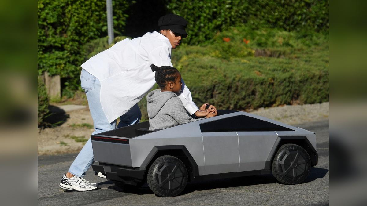 Photo of Kelly Rowland wasn't afraid to help Noah with his toy when needed.