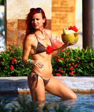 Juliette Lewis Shows Off Her Fab Body While on Vacation in Mexico