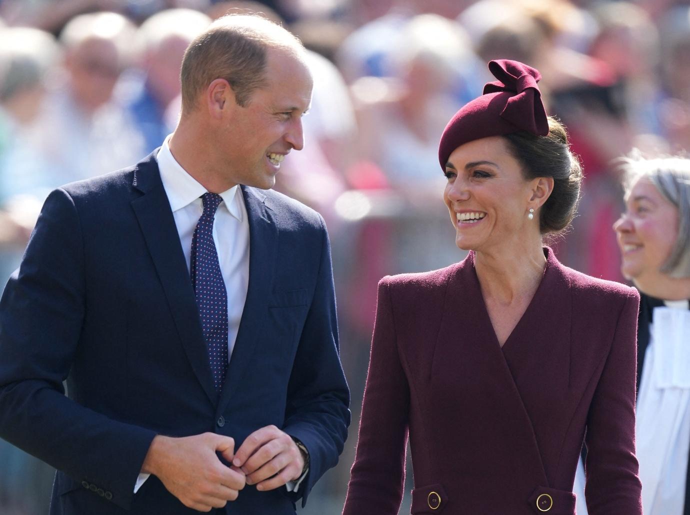 emotional kate middleton prince william pay respects queen elizabeth death photos