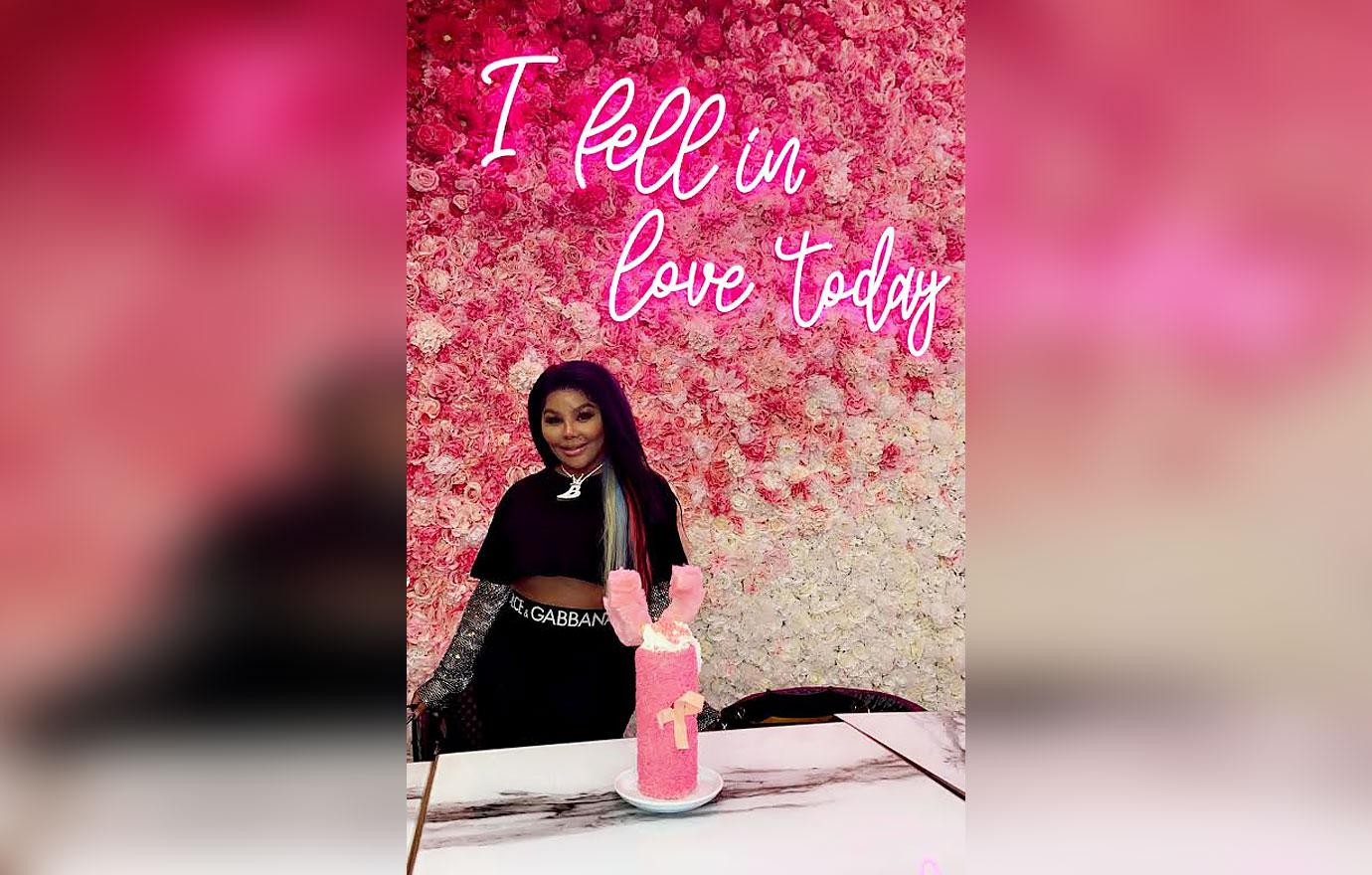 lil kim with the pretty in pink milkshake