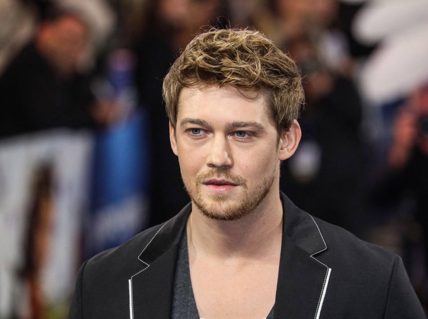 taylor swift assures fans ok joe alwyn breakup watch