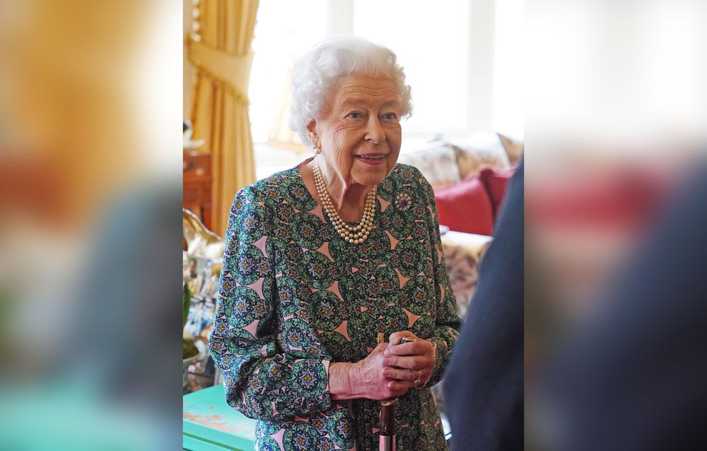 frail queen elizabeth ii confined to wheelchair