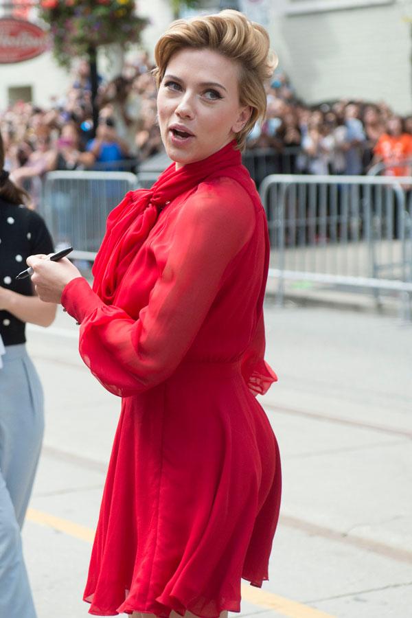 Nip Slip Alert! Scarlett Johansson Suffers From Embarrassing Wardrobe  Malfunction In Flowy Dress