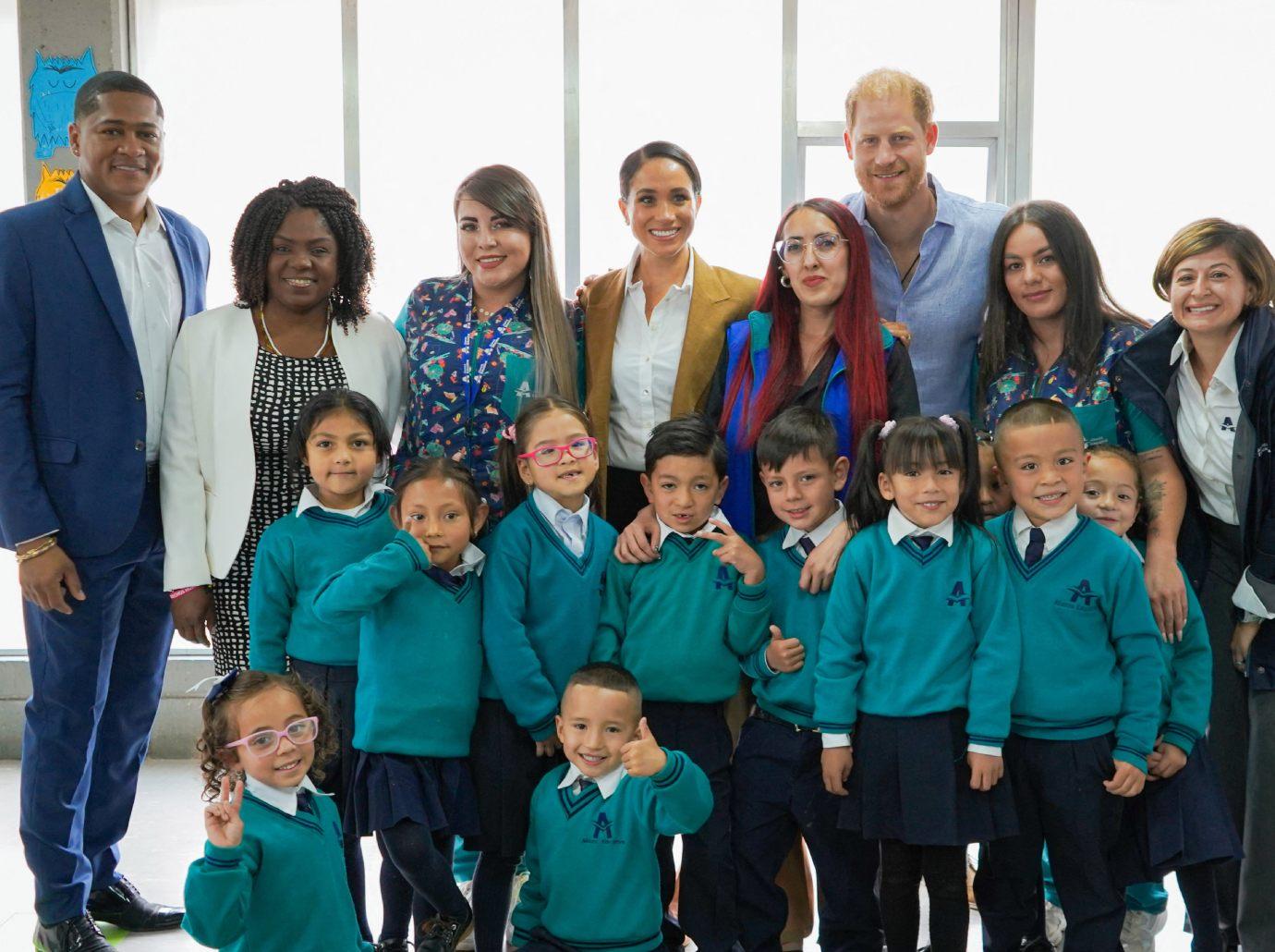 meghan markle hypocrite allowing kids curtsy after mocking gesture