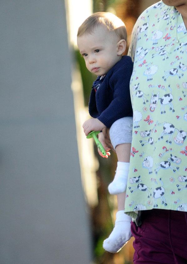 Jessica biel shopping lunch baby silas 04