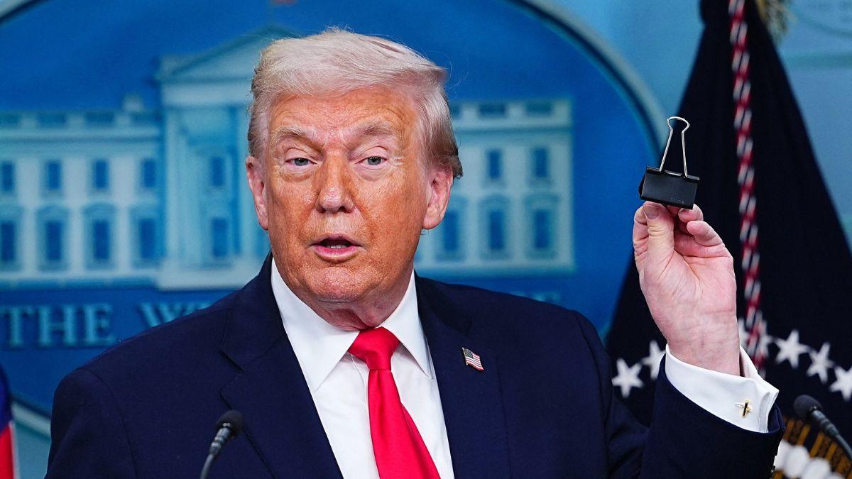 image of Donald Trump nearly pinched his finger with a binder clip during the briefing.