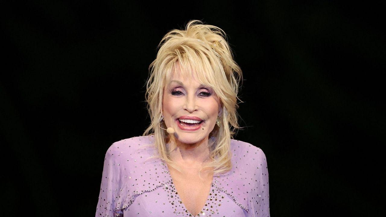 image of Freida Parton said Dolly helped raise her from ages 13 to 18 because of their 11-year age difference.