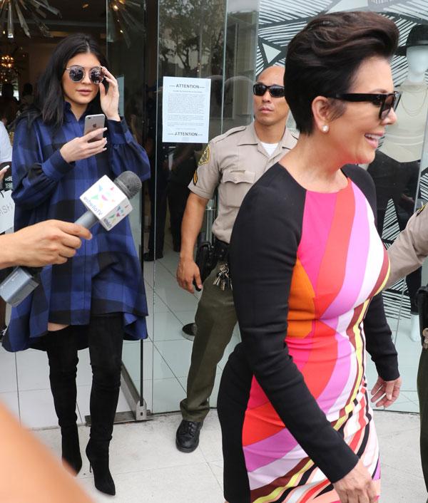 Kardashians dash signing7