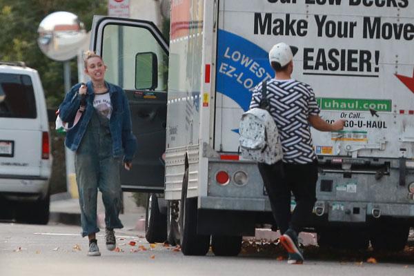 miley cyrus liam hemsworth moving in