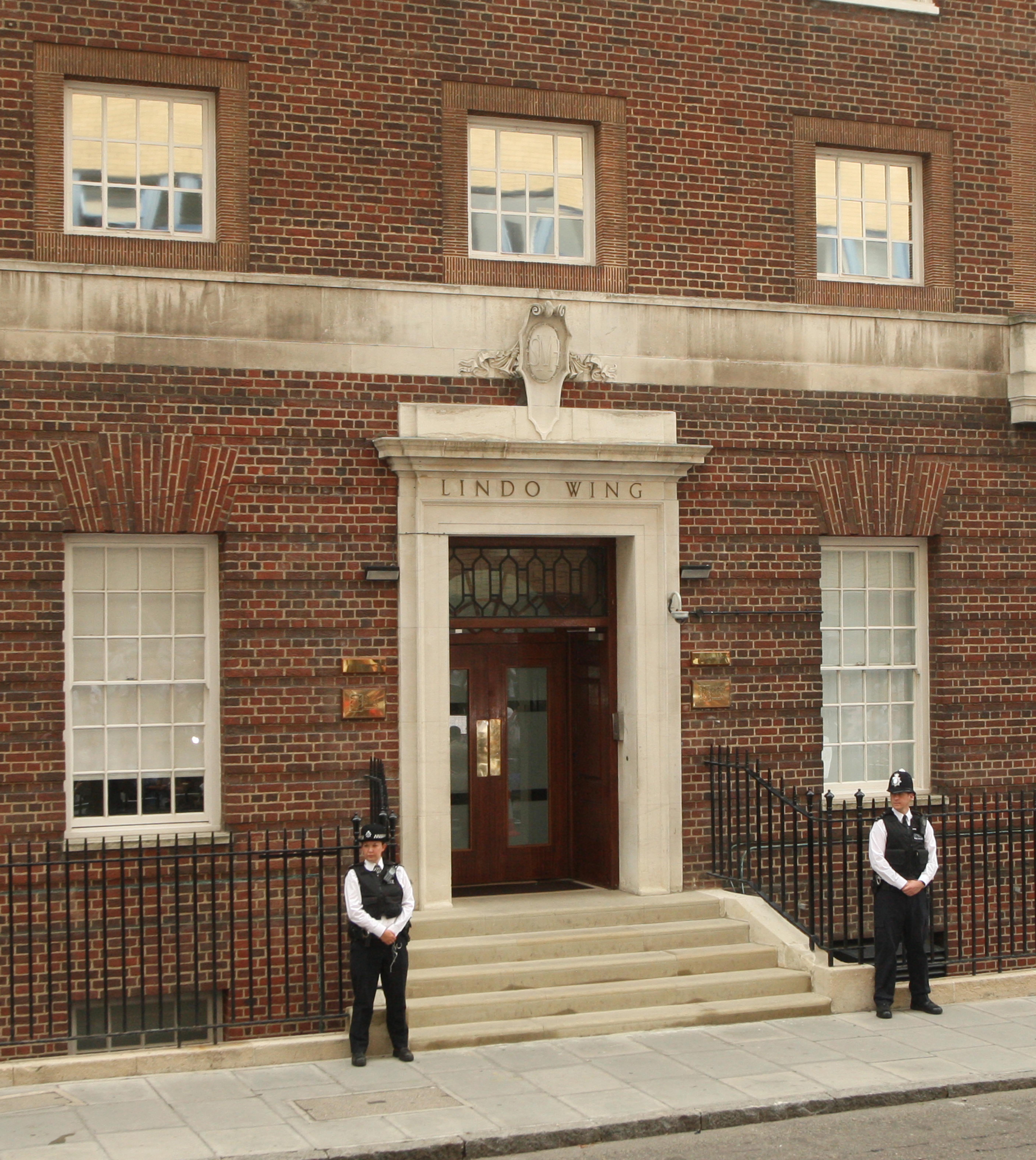 Crowds outside the Lindo wing awaiting the royal baby