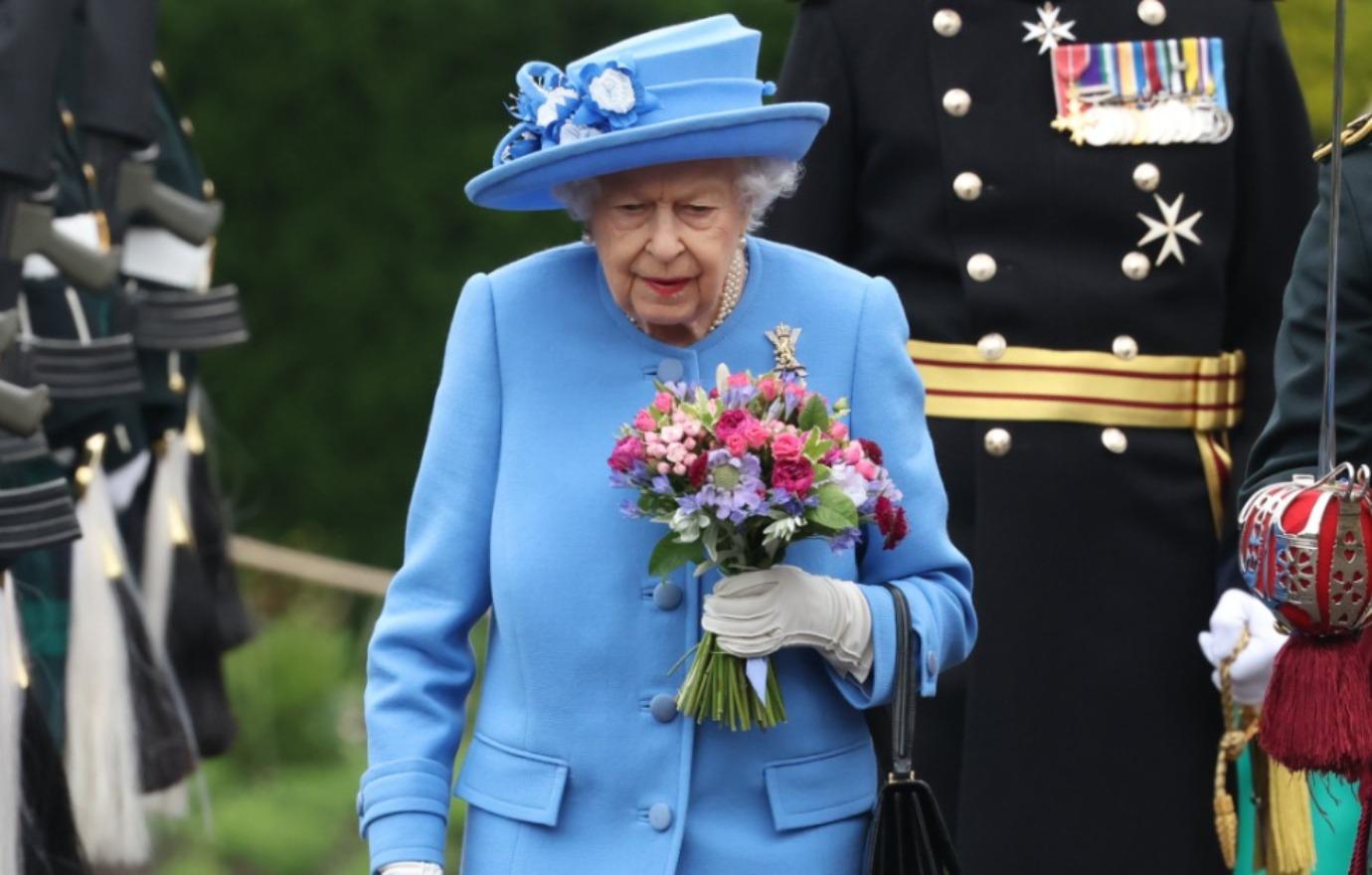 frail queen elizabeth cant walk corgis health declining