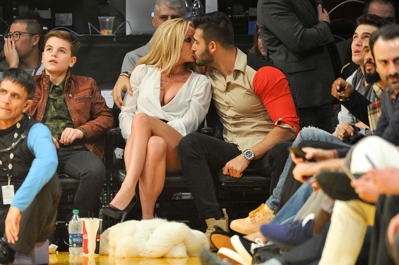 Sam asghari britney spears kiss