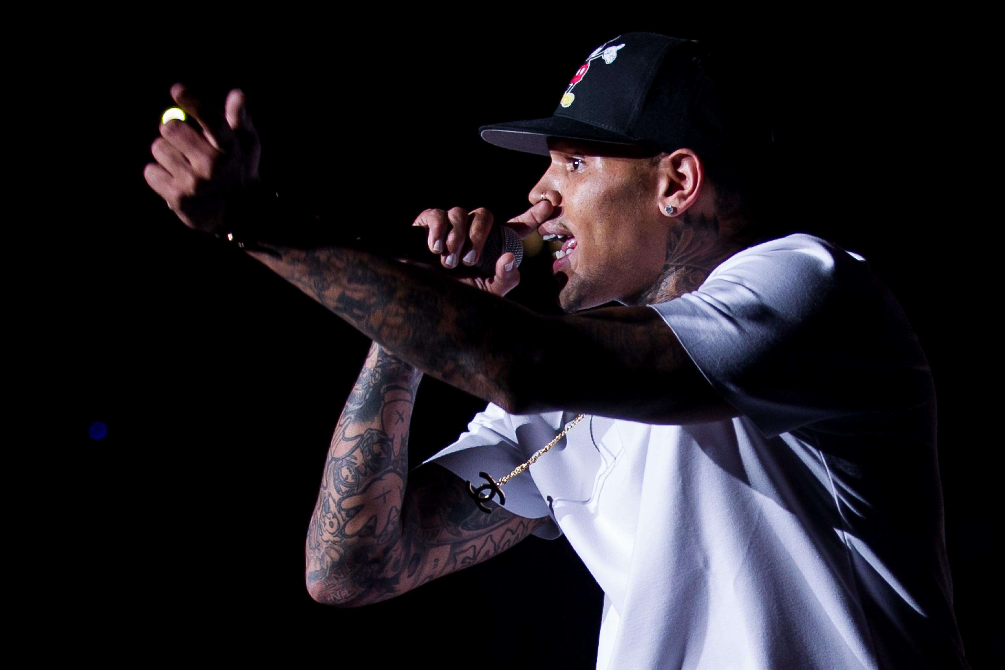 Chris Brown says&#8217; &#8220;I&#8217;m Single Too&#8230;..F!@$ That B#$@H!&#8221; on stage at &#8216;Cali Christmas&#8221;