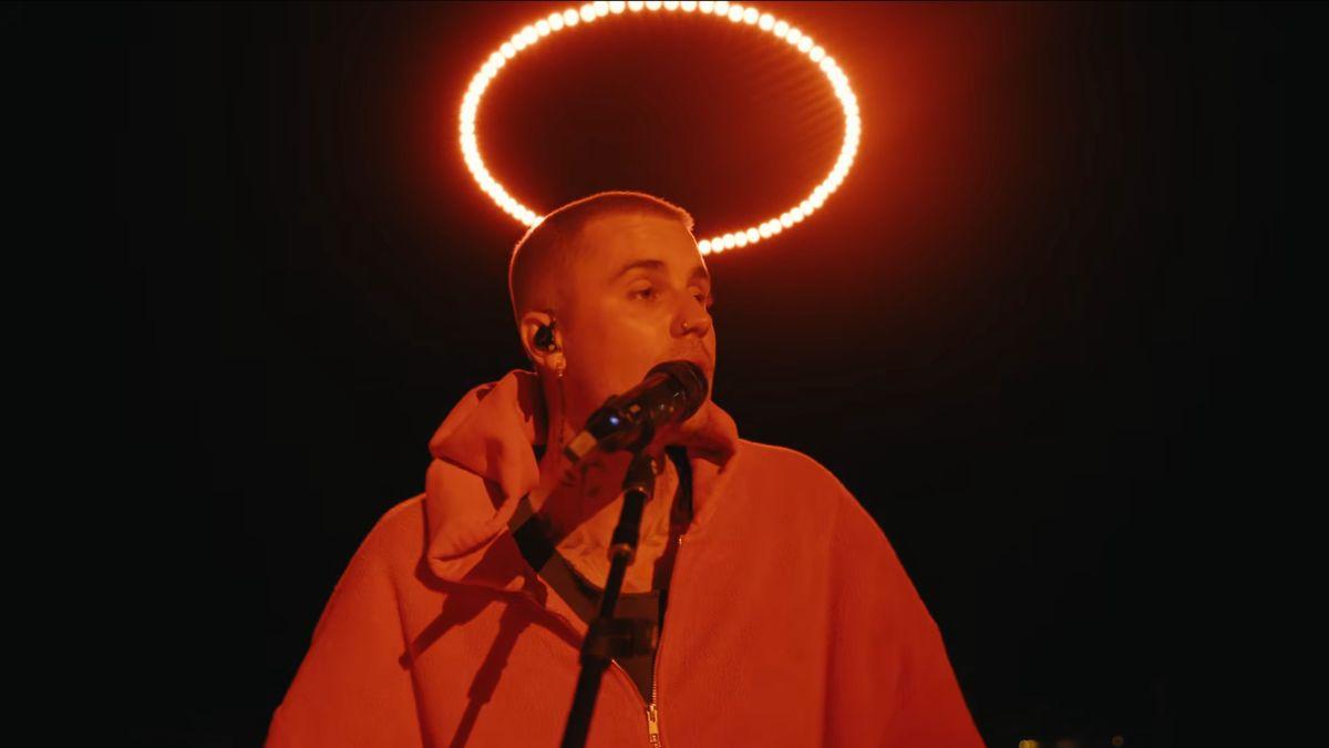 Image of The performance signaled a comeback as the singer reentered the spotlight.