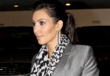 2010__01__kim_kardashian_dentist_0382a 225&#215;156.jpg