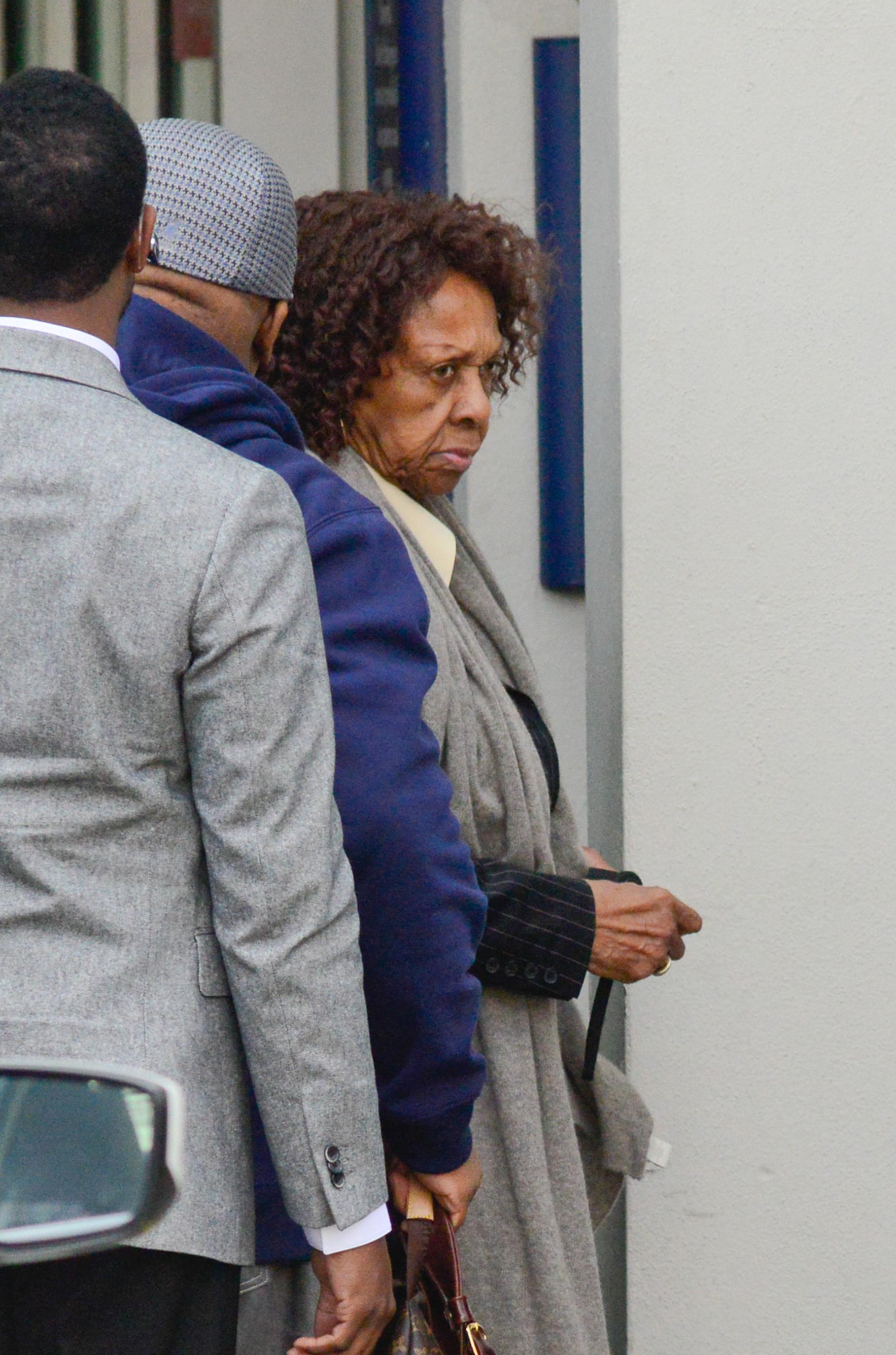 INF &#8211; Bobby Brown And Cissy Houston At Emory Hospital To Visit Bobbi Kristina