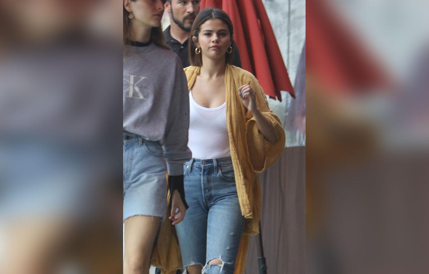 *EXCLUSIVE* Reportedly Single Selena Gomez enjoys an afternoon with friends while grabbing lunch