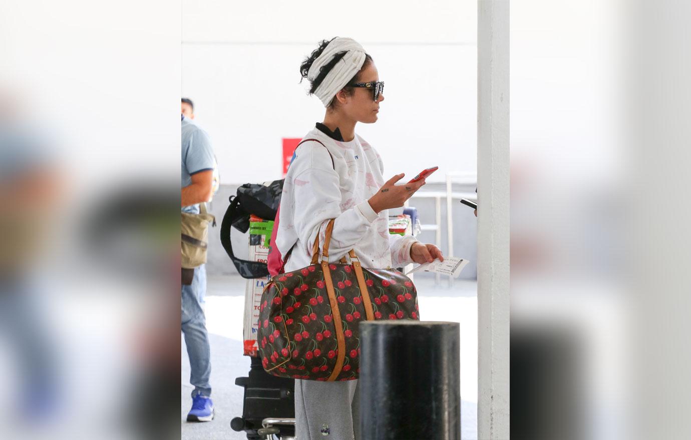 Halsey with natural hair at airport