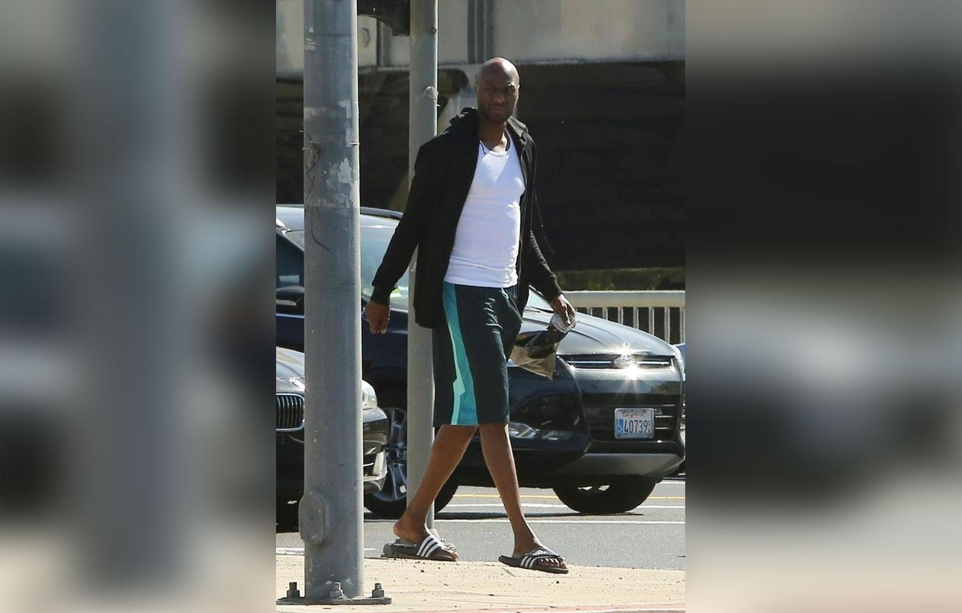 *EXCLUSIVE* Lamar Odom walks out of a liquor store