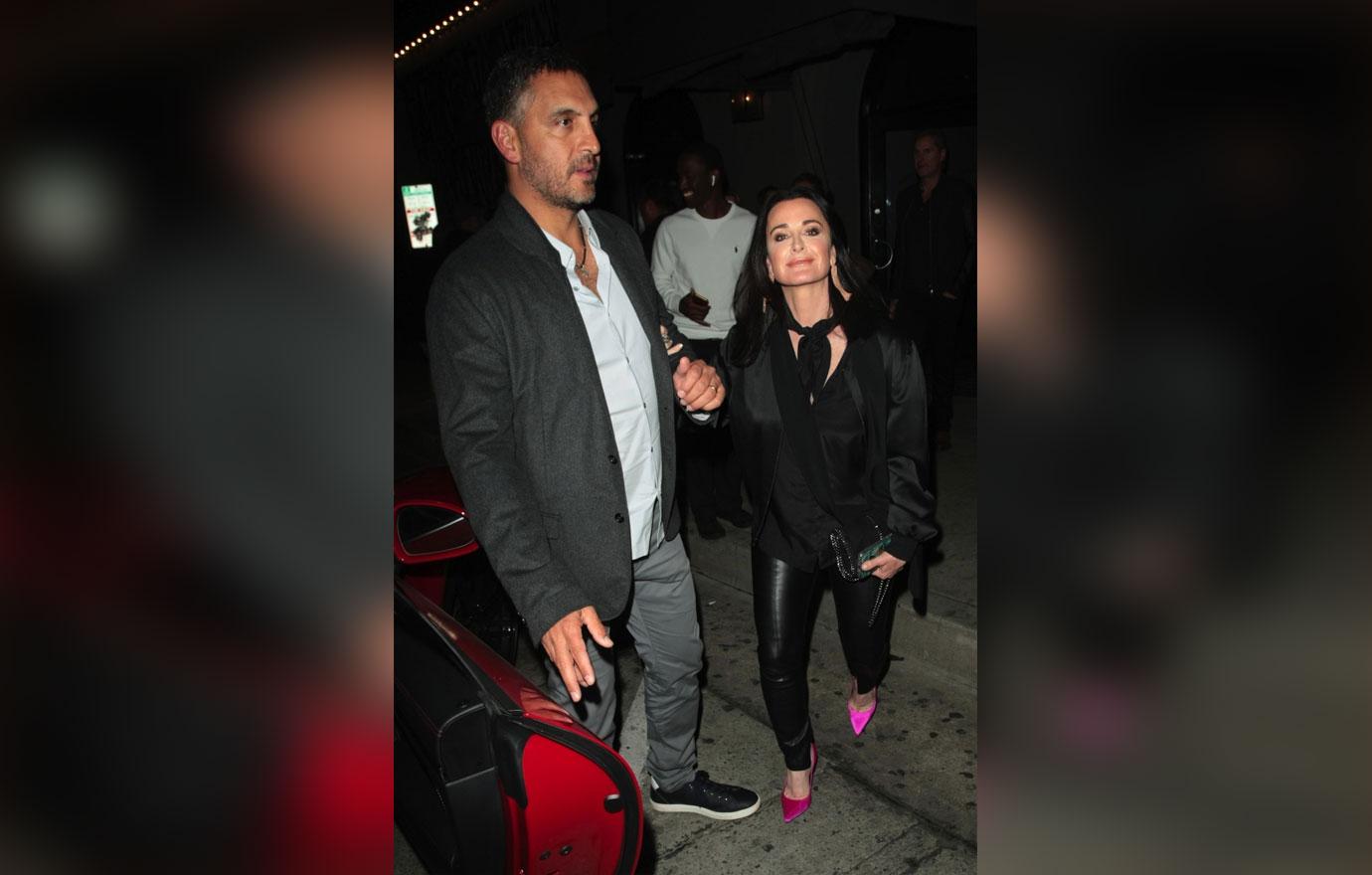 Kyle Richards and Mauricio Umansky exits Craig&#8217;s after dinner with friends