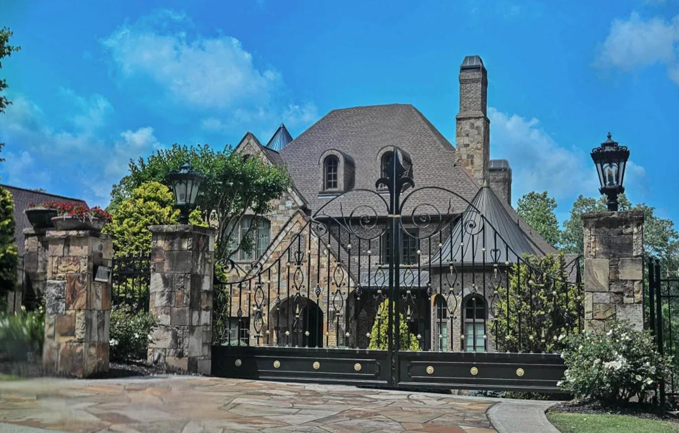 kim zolciak biermann and kroy biermann list their georgia mansion