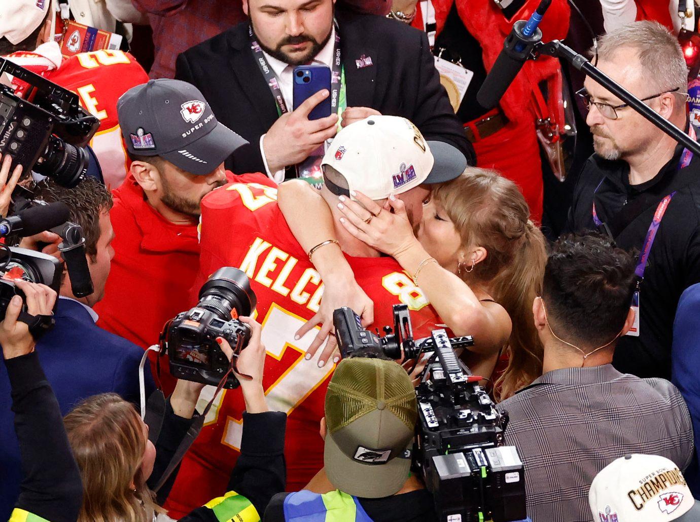 taylor swift gives thumbs up fan chiefs hat tribute travis kelce romance watch