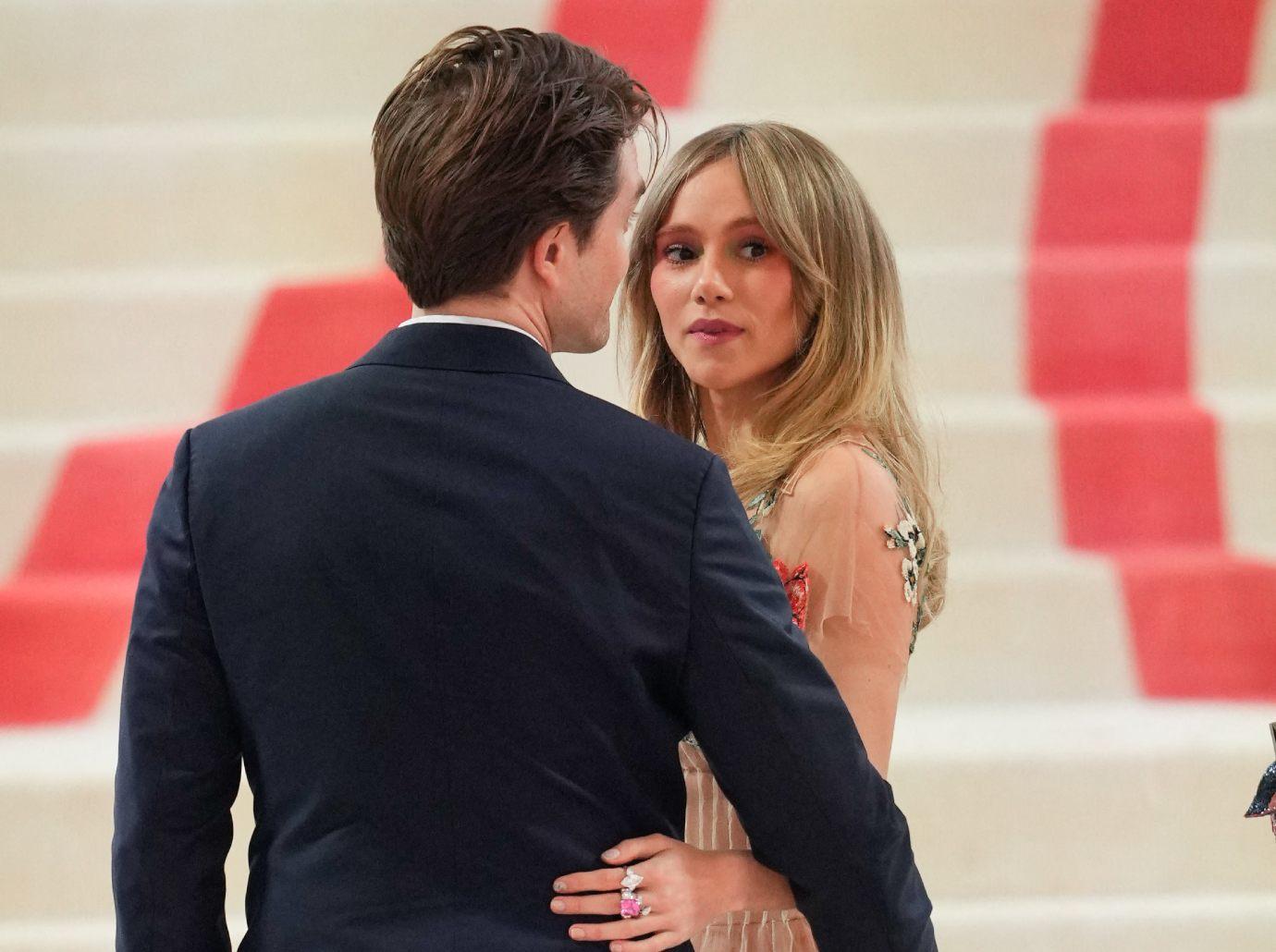 robert pattinson hands on suki waterhouse baby