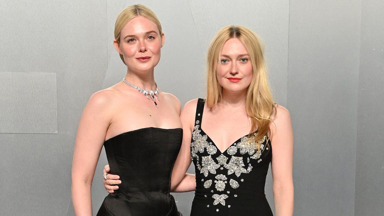 Photo of Dakota Fanning and Elle Fanning