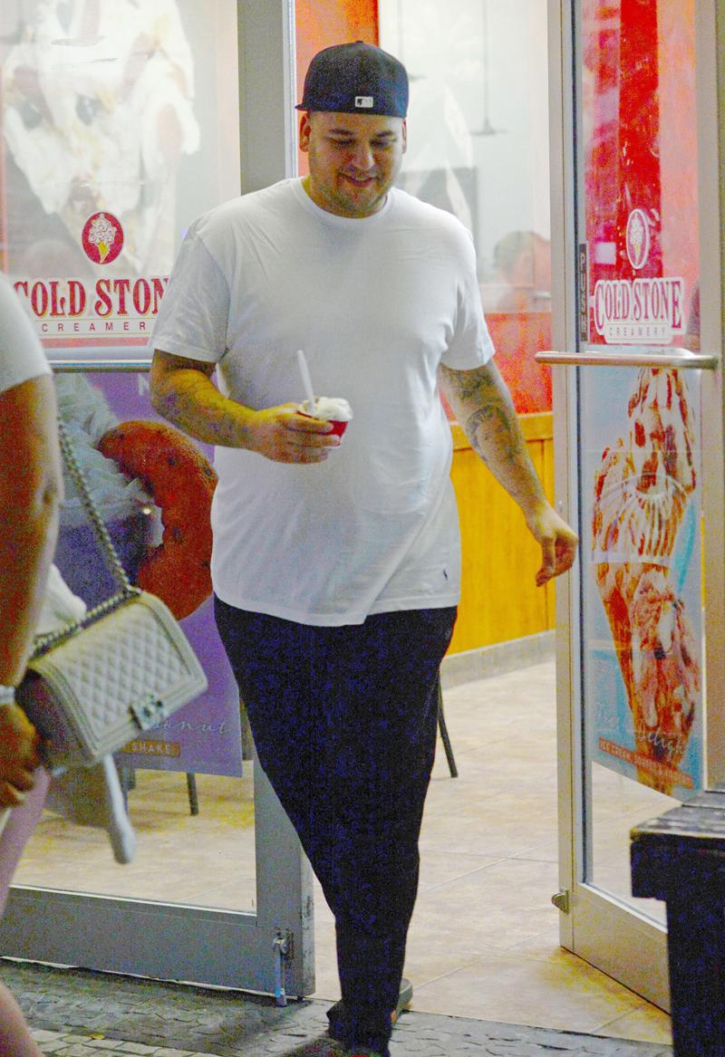 *EXCLUSIVE* Blac Chyna and Rob Kardashian enjoy ice cream in Miami