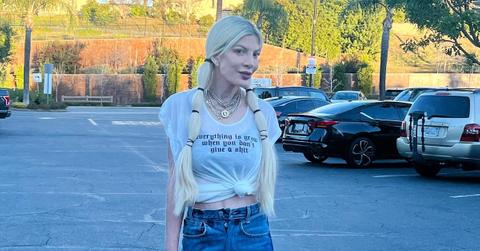 tori spelling gives middle finger sassy instagram rough year