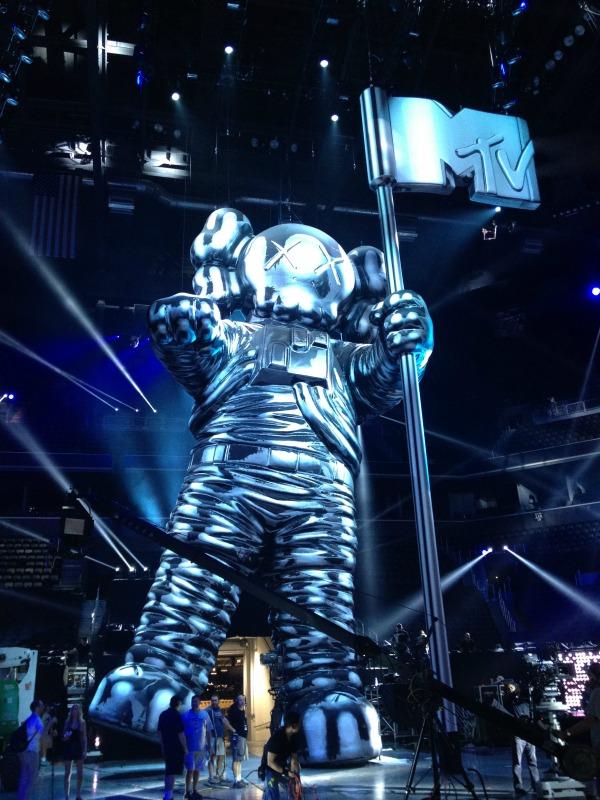 ok_082213_vmas-moonman