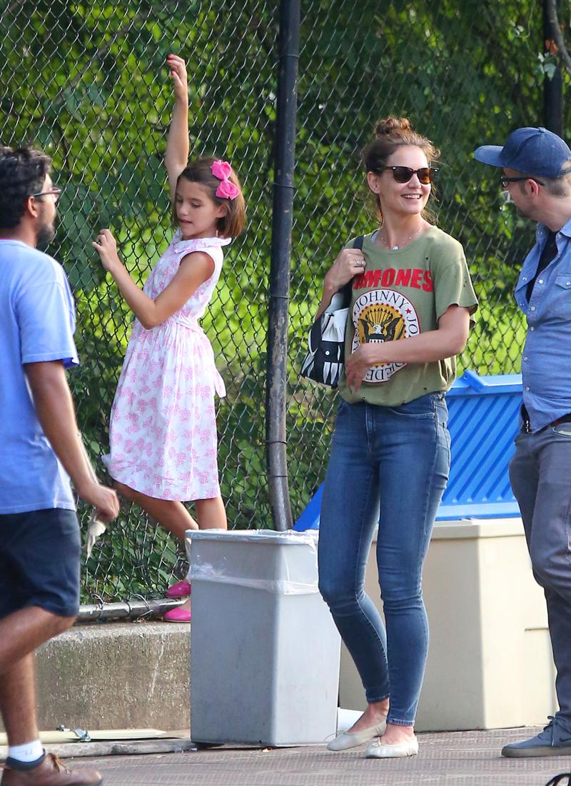 EXCLUSIVE: **PREMIUM EXCLUSIVE RATES APPLY** Katie Holmes and†mystery man†takes Suri Cruise and her little friend boating at the Central Park boathouse