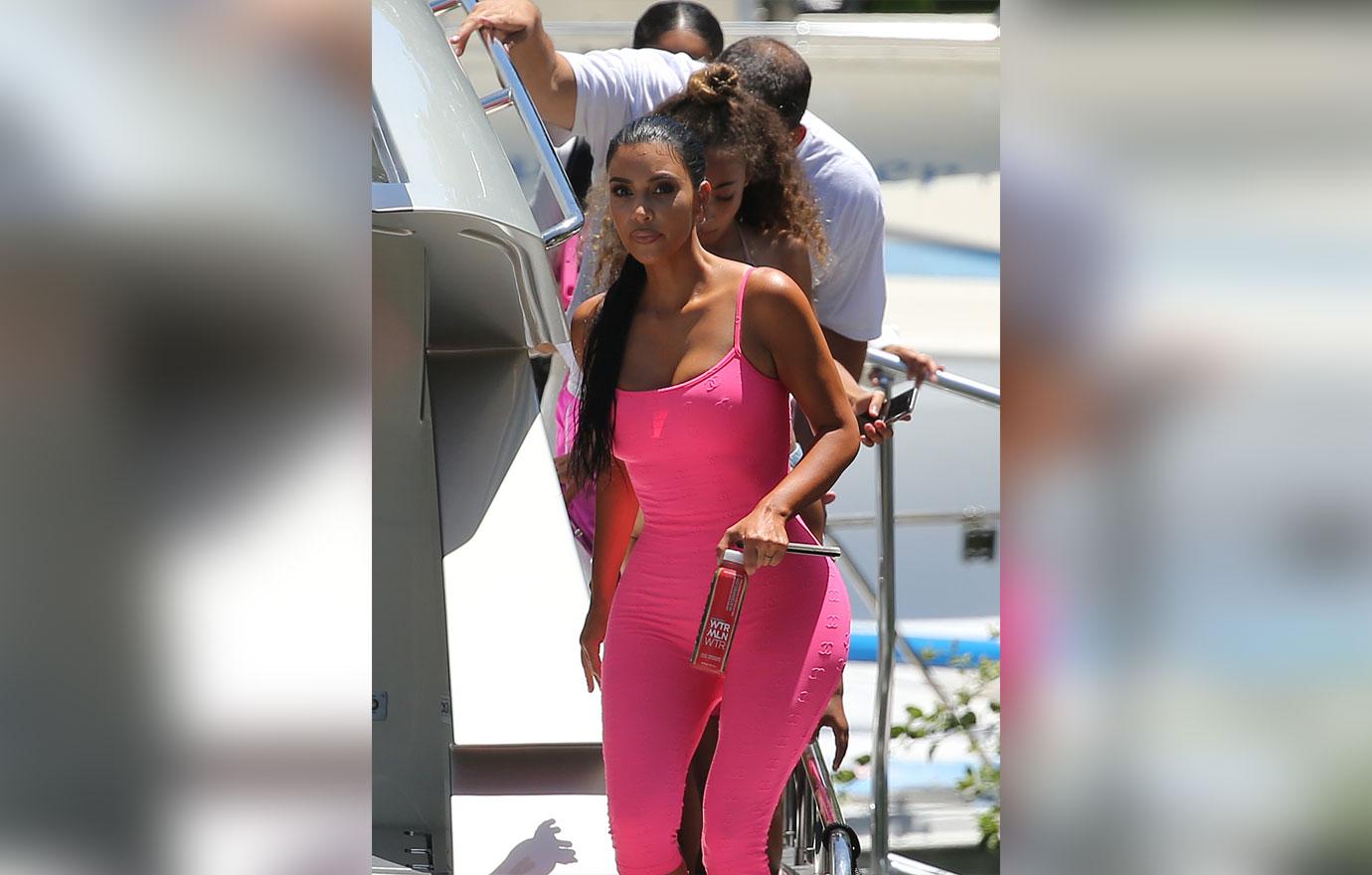 Kim kardashian pink jumper