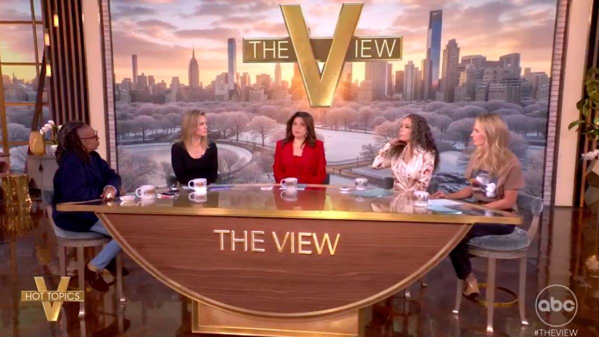 Photo of Sunny Hostin called out Elisabeth Hasselbeck for voting for Donald Trump.