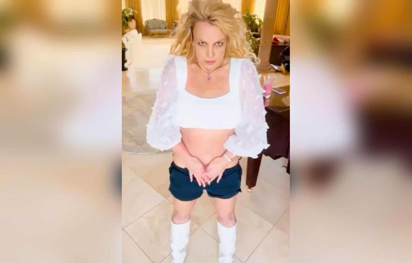 britney spears leaves fans puzzled after claiming shes a real vampire till eternity