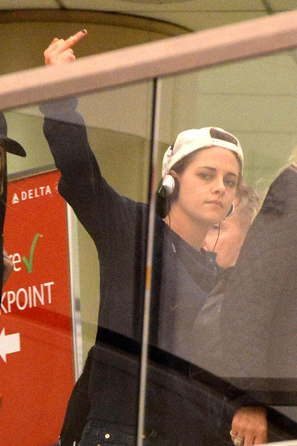 Kristen stewart middle finger 01