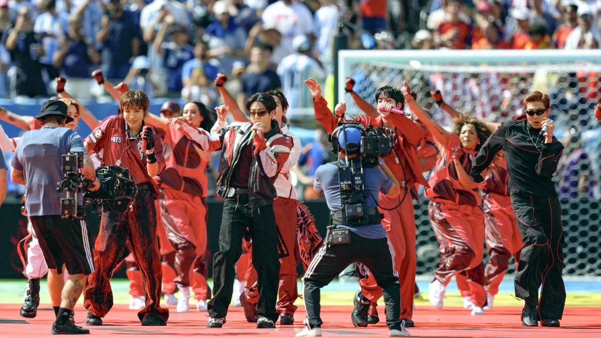 Image of Fans criticized the Super Bowl-style production during the final.