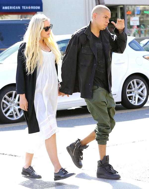 Ashlee simpson baby bump 02