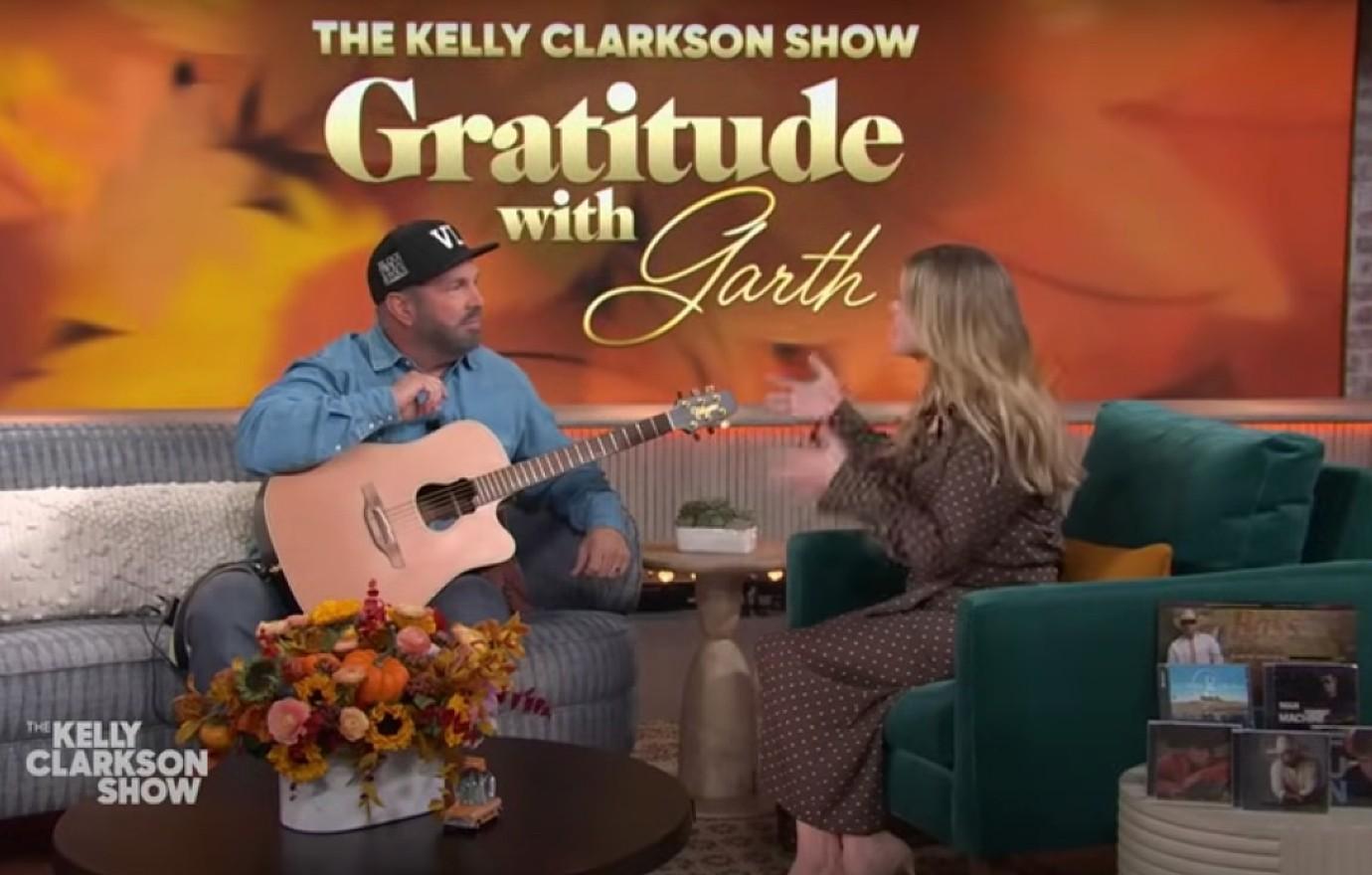 kelly clarkson emotional with garth brooks