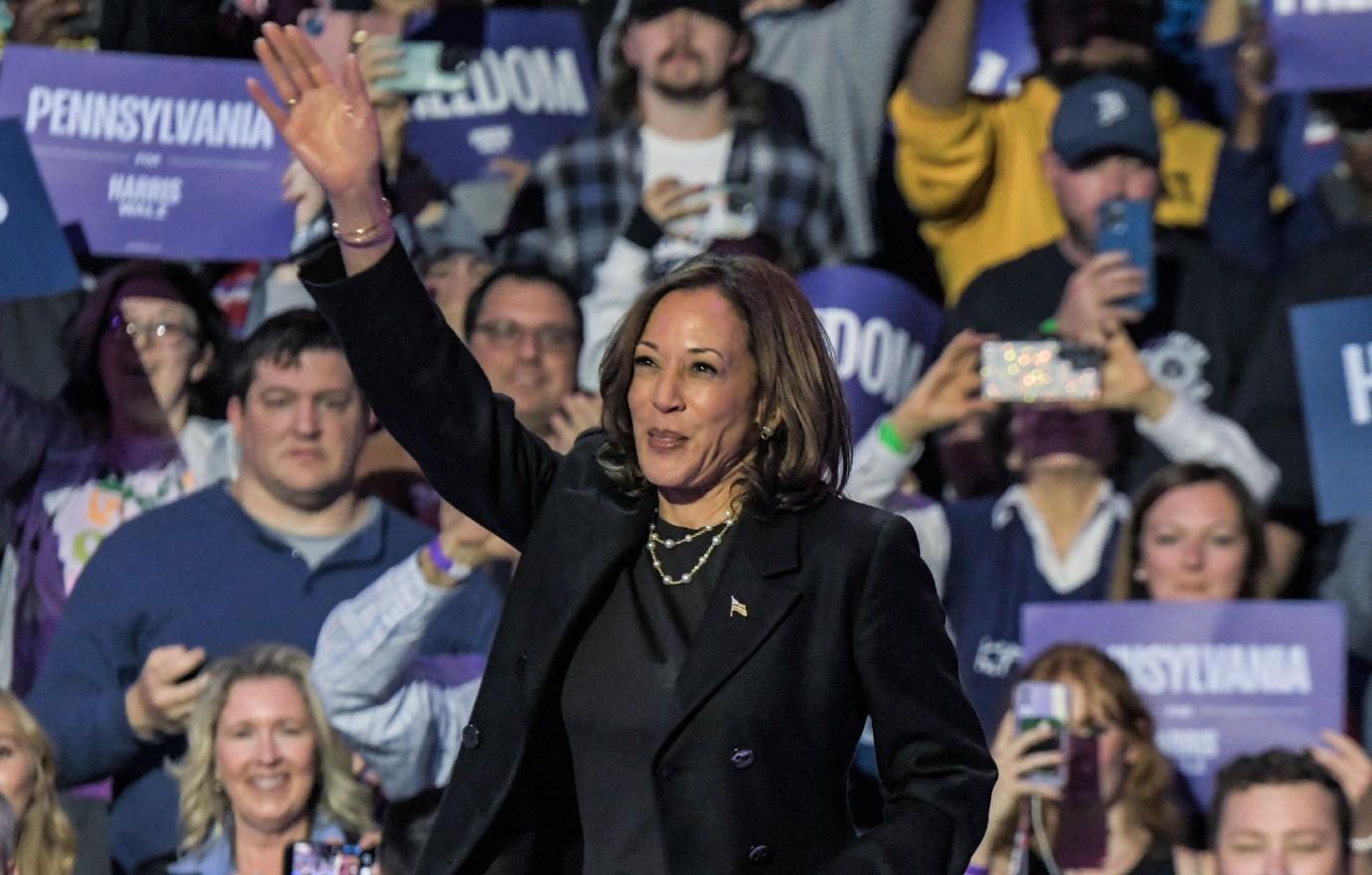 donald trump critics joke farted pennsylvania rally mysterious noise kamala