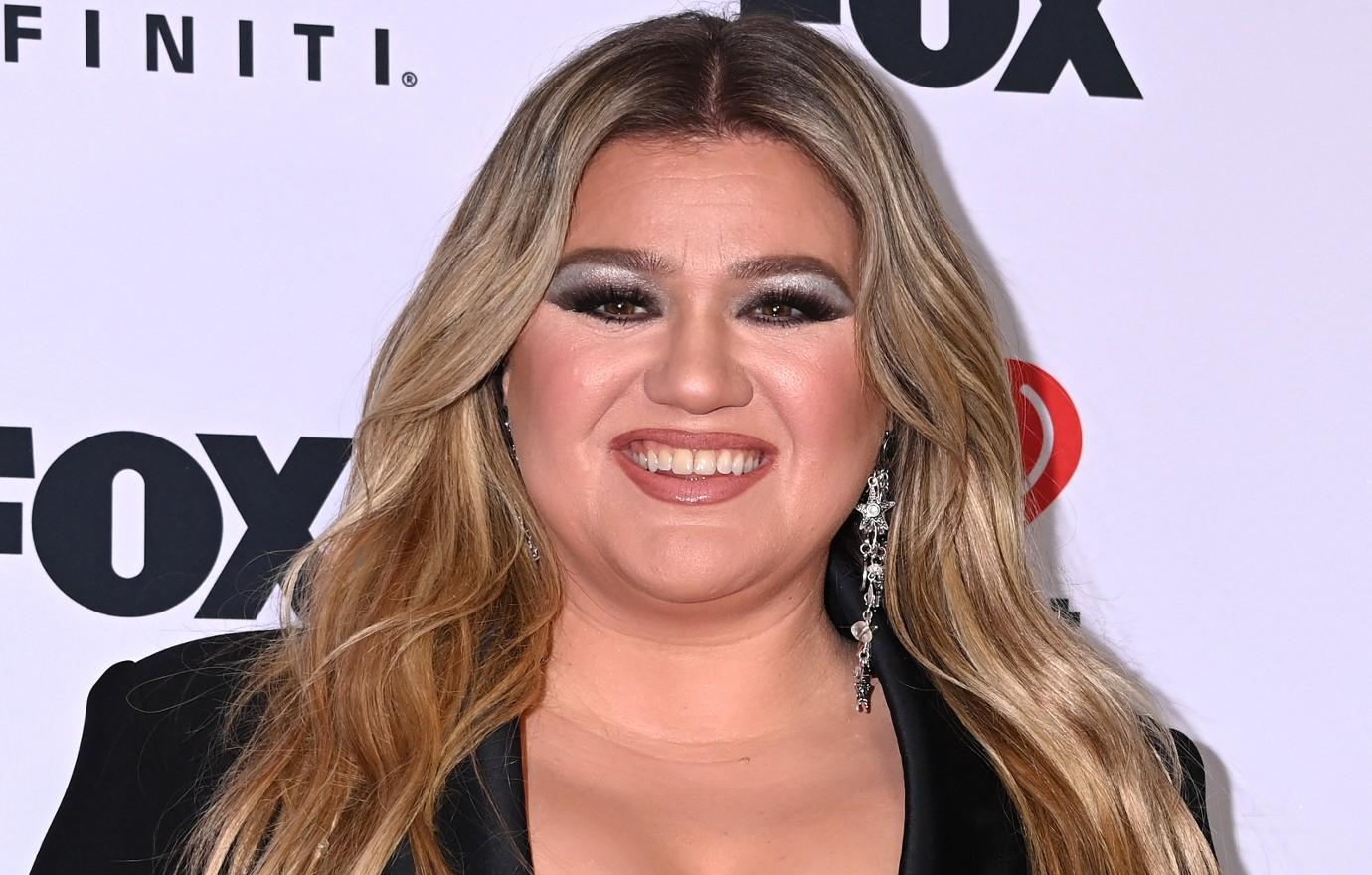 Kelly Clarkson Addresses Alleged Beef With Carrie Underwood