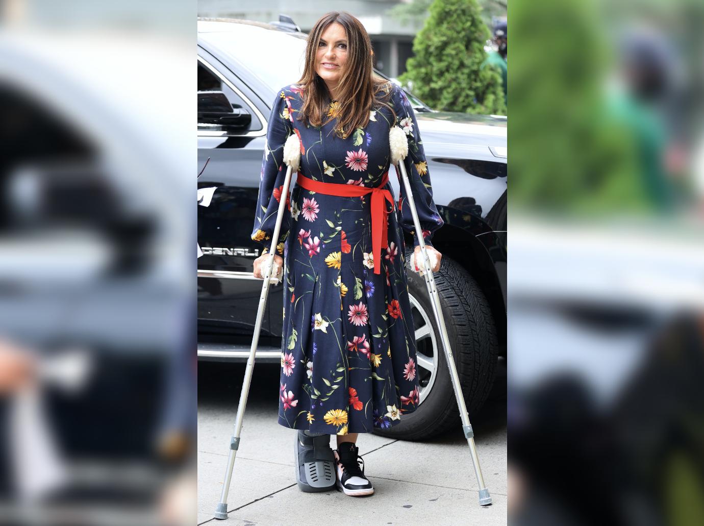 mariska haggarty crutches gallery pic