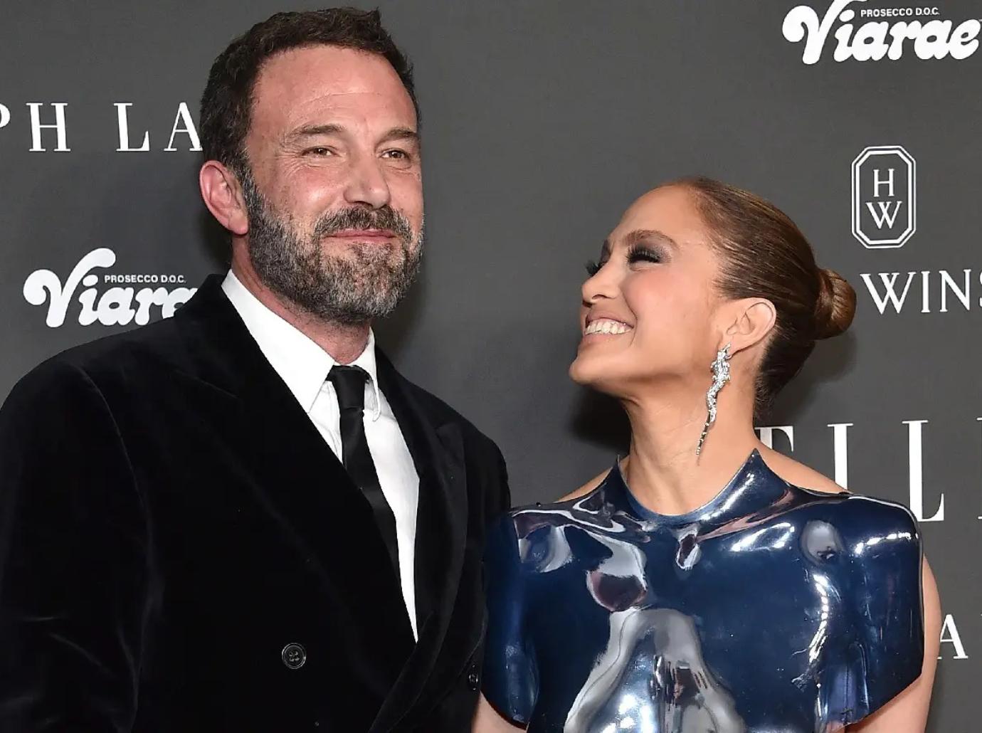 jennifer lopez selfie necklace ben affleck divorce deletes photo